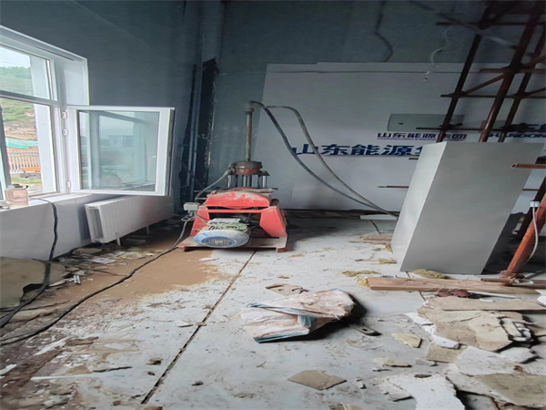 石龙镇地基基础下沉墙体裂缝加固注浆顶升施工