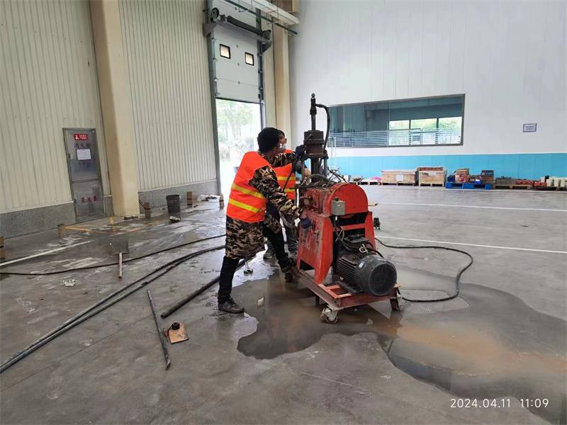 石龙镇厂房地面下沉塌陷注浆加固施工